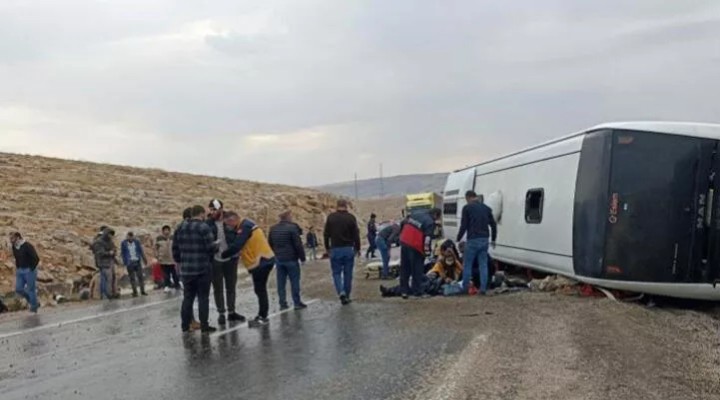 Göçmenleri taşıyan otobüs devrildi: Çok sayıda ölü ve yaralı var!