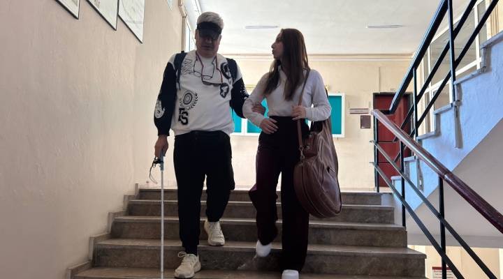 Görme engelli 50 yaşındaki üniversite öğrencisinin en büyük destekçisi sınıf arkadaşları