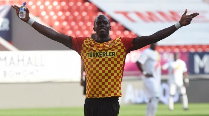 Göztepe Ndiaye yi bırakmadı!