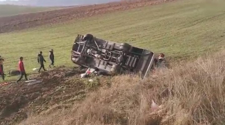 Güreşçileri taşıyan minibüs devrildi! Antrenör öldü, 15 sporcu yaralı