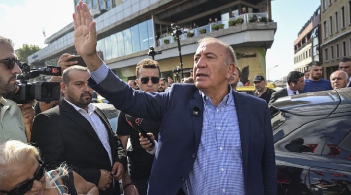 Gürsel Tekin, çakarlı aracıyla CHP nin Sarıyer deki binasında