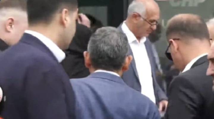 Gürsel Tekin sorusuna Özgür Özel den dikkat çeken hareket