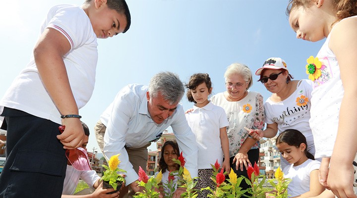 Güzelbahçe de çiçek ve çocuk şenliği