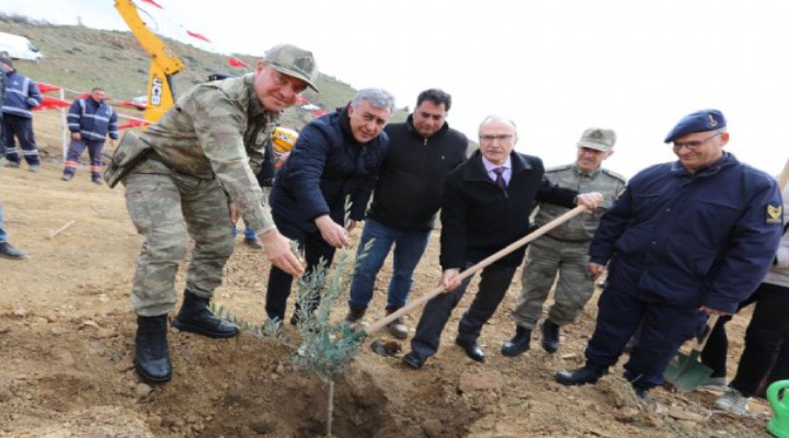 Güzelbahçe de ilk fidanlar toprakla buluştu