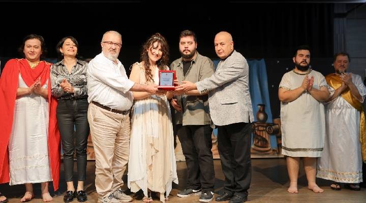 ‘Hades’e Yolculuk’ Yunusemre’de tiyatroseverlerle buluştu