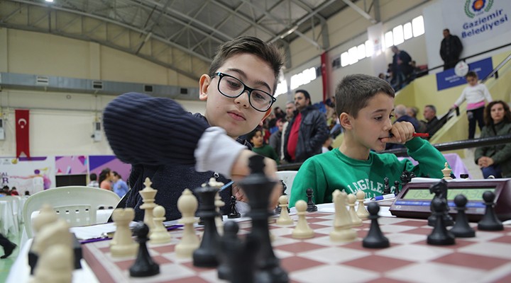 Haydi çocuklar satranç turnuvasına