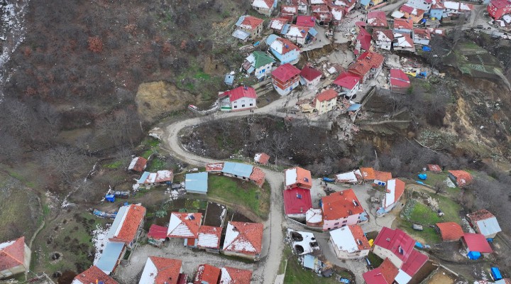 Heyelan köyü ikiye ayırdı!