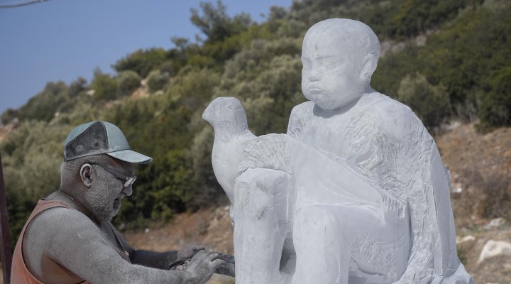 Heykeltraşlar Kuşadası nda sanat üretiyor