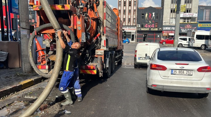 İZSU ekipleri görev başında...  Şiddetli yağışa hızlı müdahale