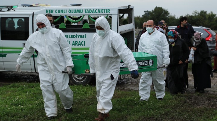 İki kardeş 15 dakika arayla koronavirüsten öldü!