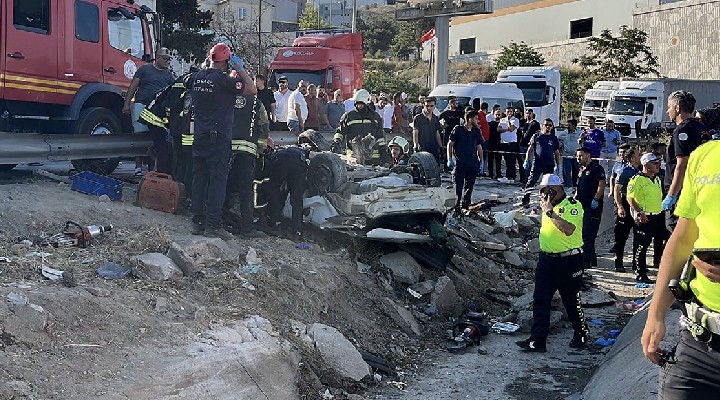 İki otomobil ile TIR çarpıştı: Çok sayıda ölü var!