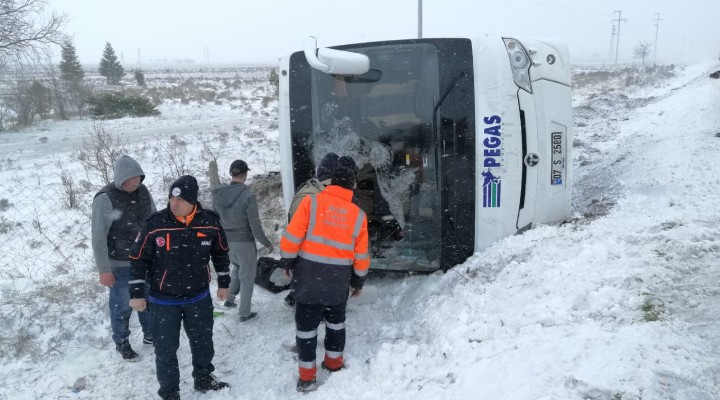 İki tur otobüsü devrildi: Çok sayıda yaralı var!