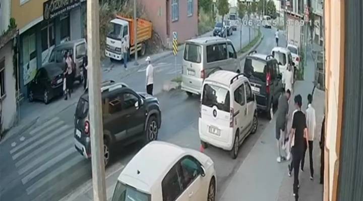 İş yerine minibüsle daldılar, 2 kişiye saldırdılar