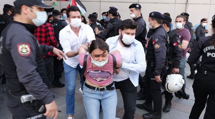 İsrail i protesto eden kişiler darbedilerek gözaltına alındı