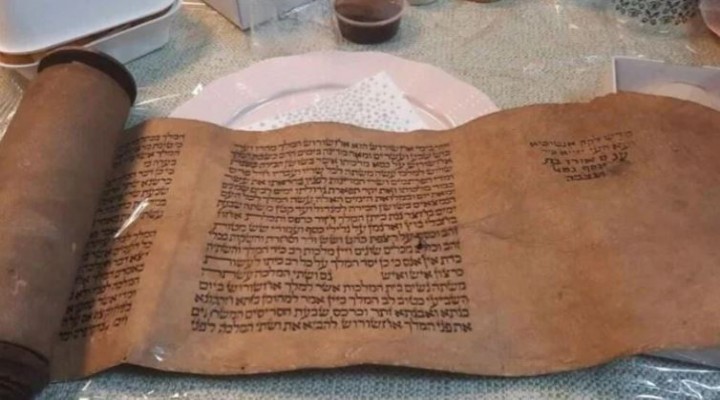 İsrail kurtarma ekibi tarihi İncil yazmasını götürdü