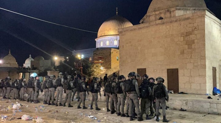 İsrail polisinden Mescid-i Aksa da cemaate saldırı