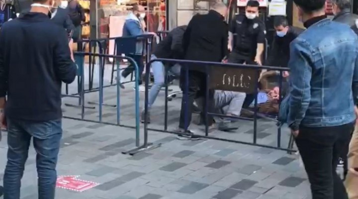 İstiklal Caddesi nde tekme tokat  sosyal mesafe  kavgası