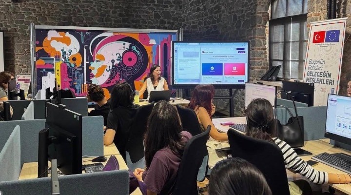 İzmir Büyükşehir Belediyesi gençleri dijital geleceğe hazırlıyor