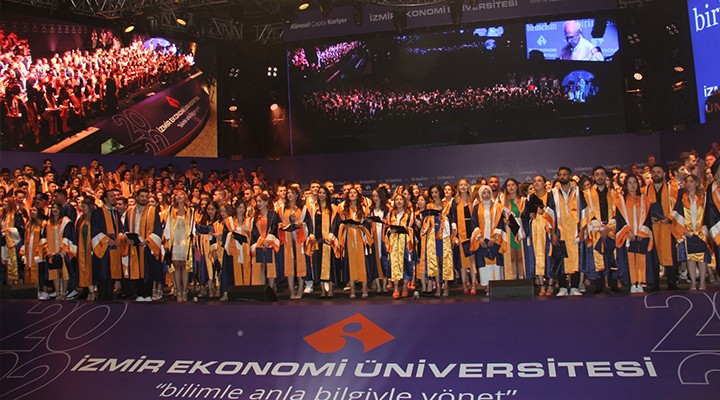 İzmir Ekonomi’de mezuniyet coşkusu
