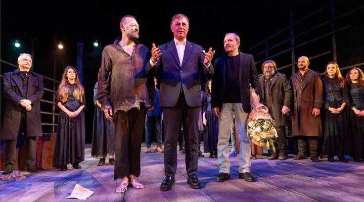 İzmir Şehir Tiyatroları’ndan Cadı Kazanı için görkemli prömiyer