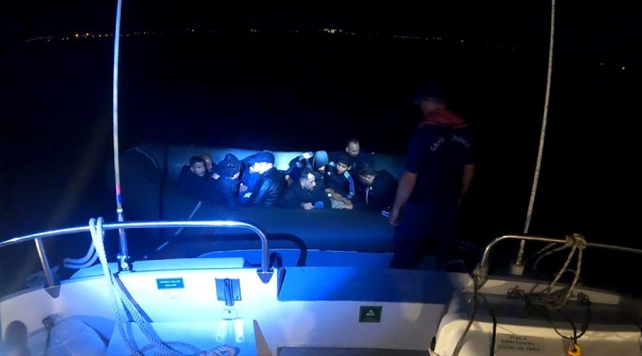 İzmir açıklarında 13 kaçak göçmen yakalandı!