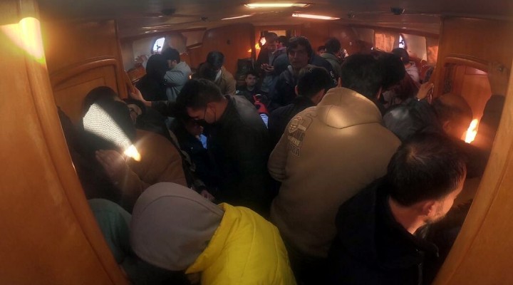İzmir açıklarında 135 kaçak göçmen yakalandı!