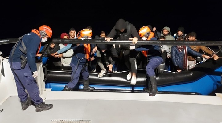 İzmir açıklarında 33 kaçak göçmen kurtarıldı