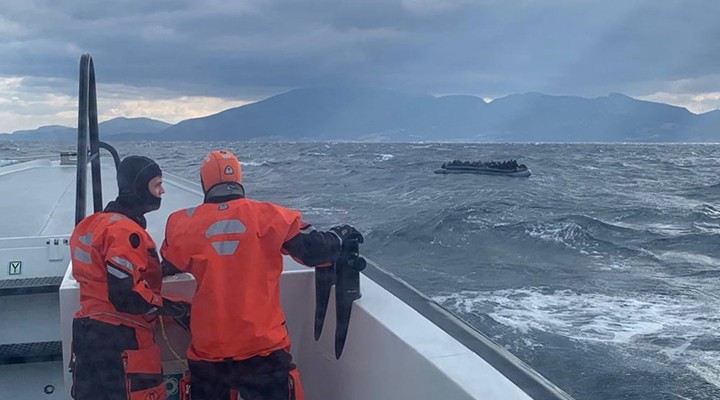 İzmir açıklarında 50 kaçak göçmen kurtarıldı