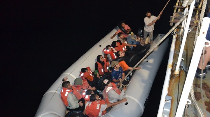 İzmir açıklarında 51 kaçak göçmen kurtarıldı