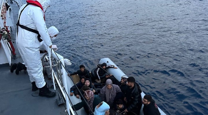 İzmir açıklarında 57 kaçak göçmen kurtarıldı
