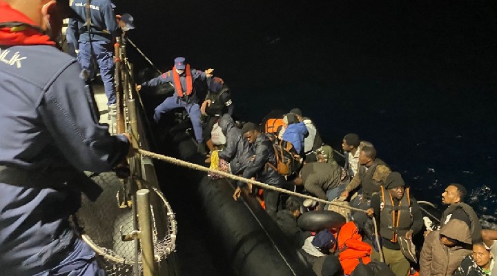 İzmir açıklarında 76 kaçak göçmen kurtarıldı