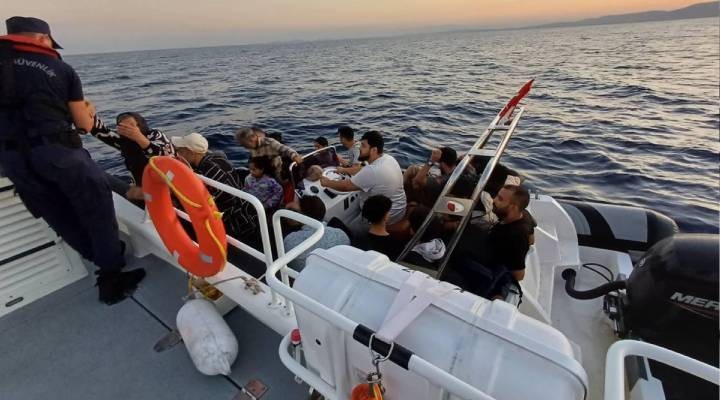 İzmir açıklarında 81 düzensiz göçmen yakalandı