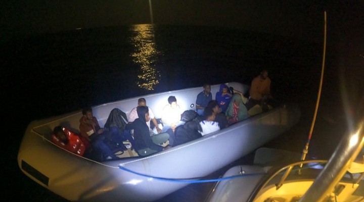 İzmir açıklarında geri itilen 13 göçmen kurtarıldı