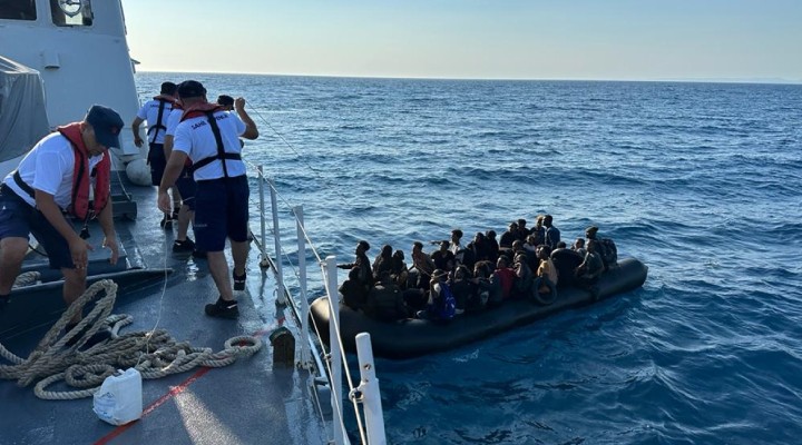 İzmir açıklarında geri itilen 41 kaçak göçmen kurtarıldı