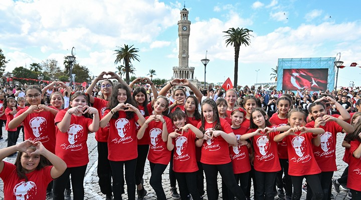 İzmir bayraklarla donatıldı!