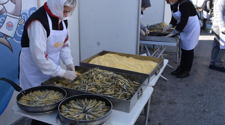 İzmir de 10 ton hamsi tüketildi