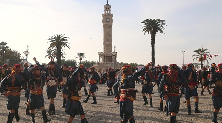 İzmir de  100. Yılda 100 Zeybek Gösterisi 