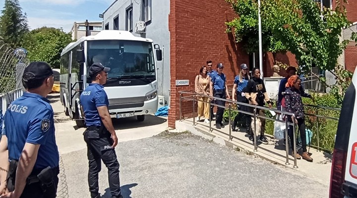 İzmir de 18 kaçak göçmen yakalandı