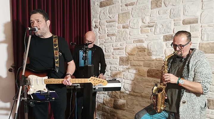 İzmir de 2 cerrah, 1 mühendis öğrencilere burs için sahnede