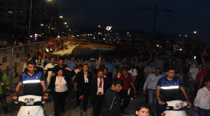 İzmir de 350 metrelik Atatürk posteri