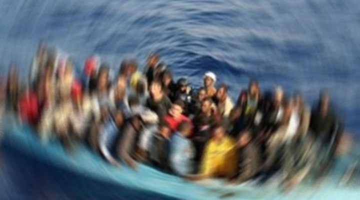 İzmir de botları sürüklenen 6 düzensiz göçmen kurtarıldı