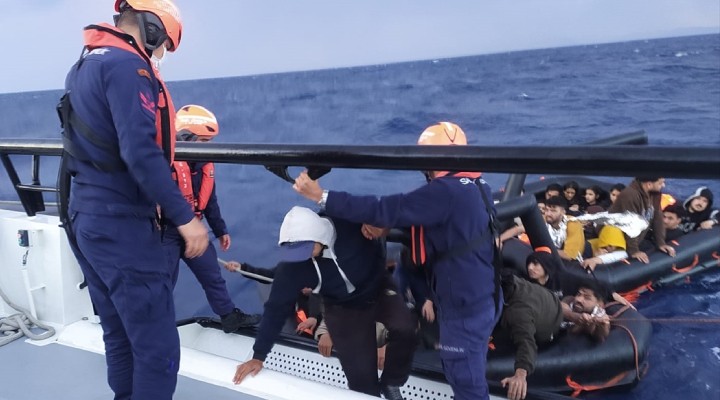 İzmir de 59 kaçak göçmen kurtarıldı