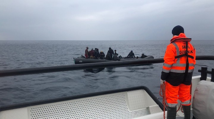 İzmir de 77 kaçak göçmen kurtarıldı