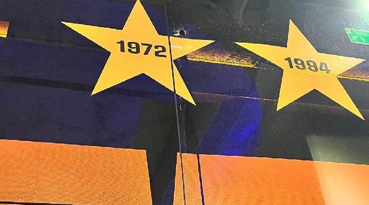 İzmir de Galatasaray otobüsüne taşlı saldırı