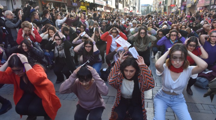 İzmir de Las Tesis bilançosu... Çok sayıda kadın evinden alındı!