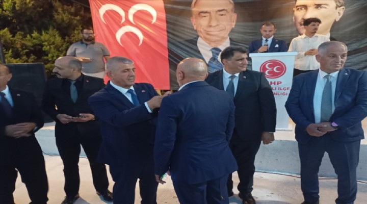 İzmir de MHP ye katılan 350 kişiye rozet takıldı