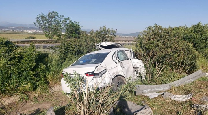 İzmir de TIR la çarpışan otomobilin sürücüsü yaralandı