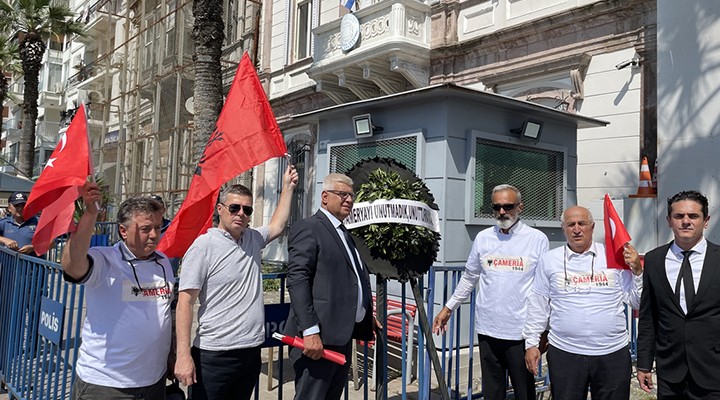 İzmir de Yunanistan Konsolosluğu na siyah çelenk bırakıldı