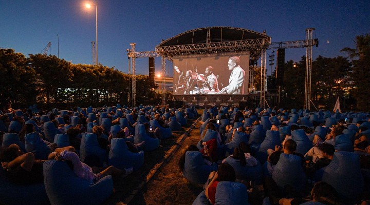 İzmir de açık havada sinema keyfi...