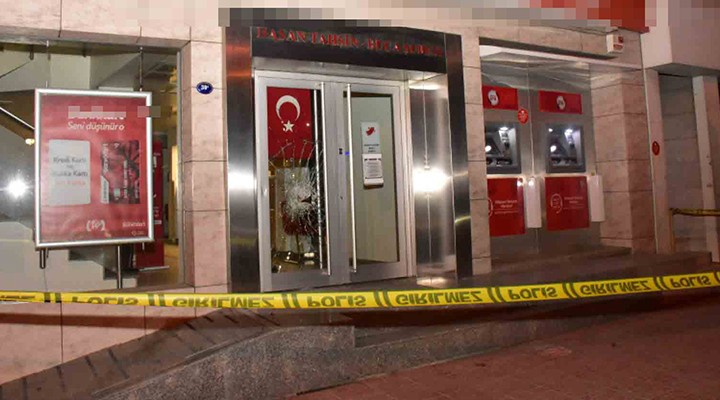İzmir de bankanın kapısını taşla kırdılar!
